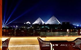 Celia Pyramids View Inn